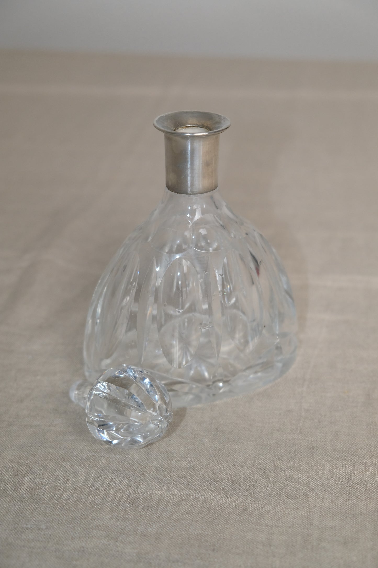 Petite carafe en verre taillé
