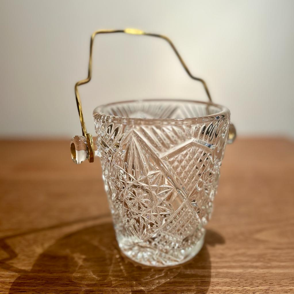 Seau à glaçons en verre taillé avec anse dorée