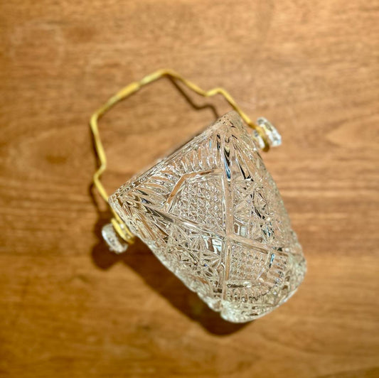 Seau à glaçons en verre taillé avec anse dorée