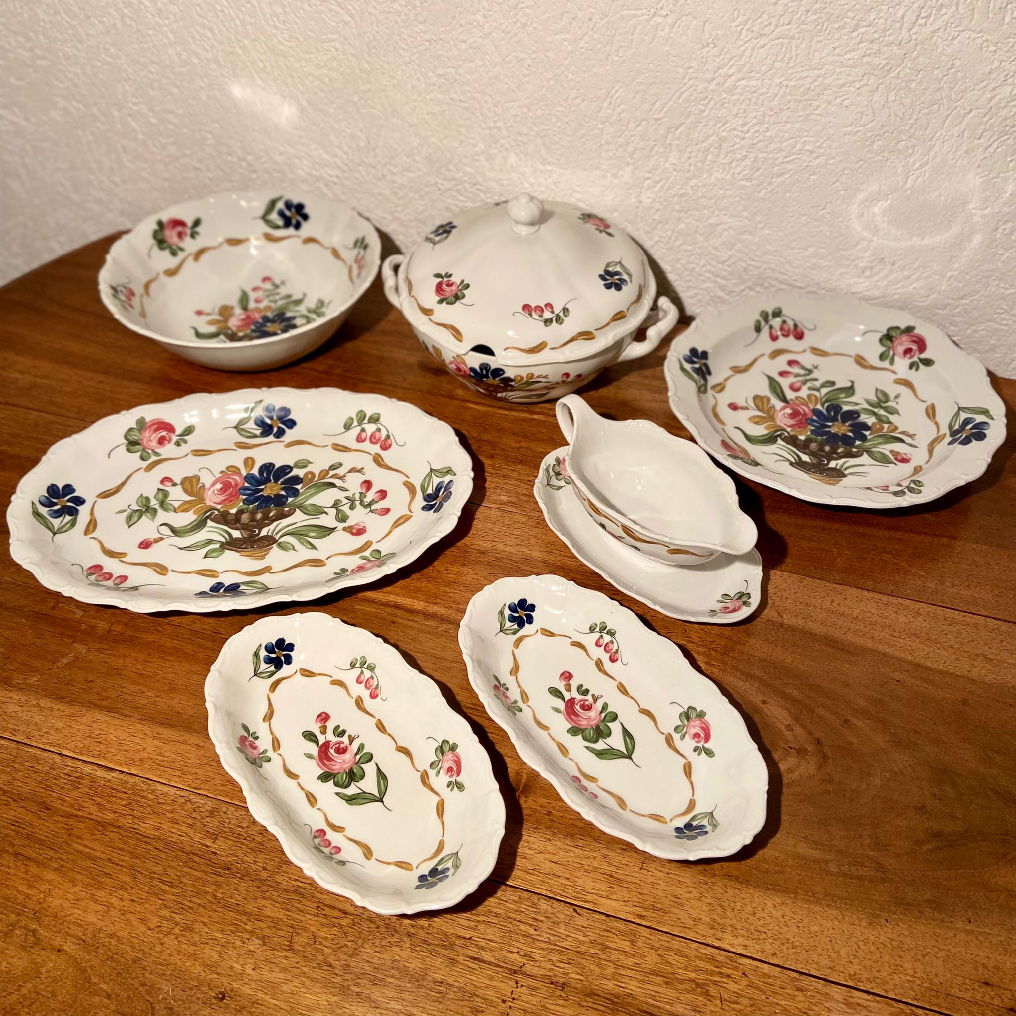 Service vaisselle 42 pièces fleuri en porcelaine allemande