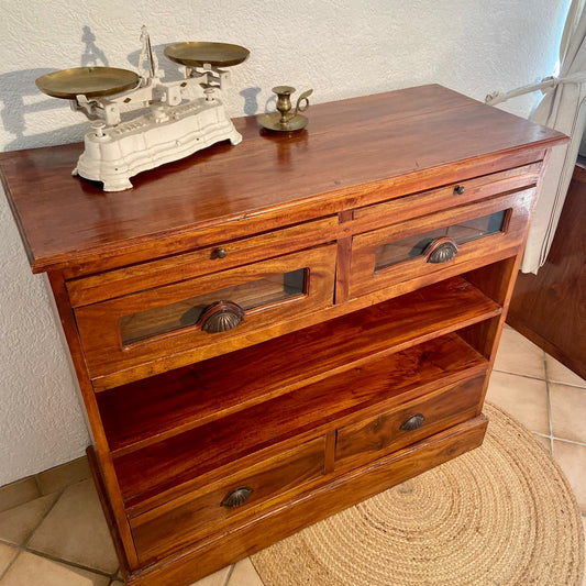 Buffet en bois avec poignées coquillages